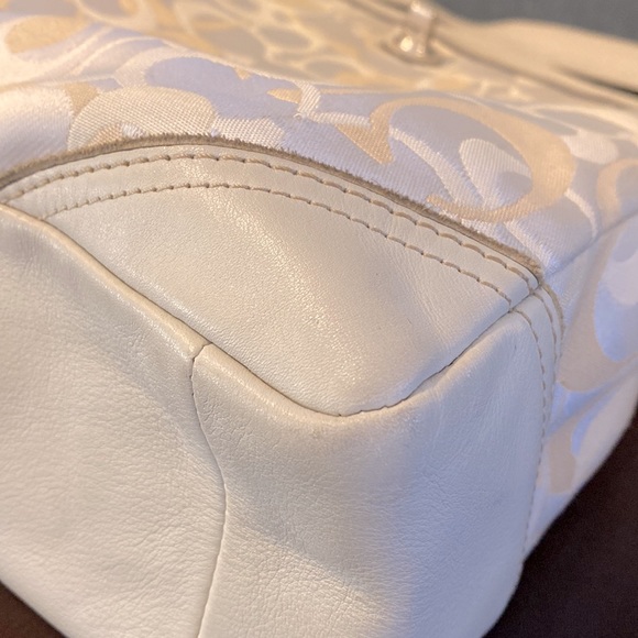 COACH Chelsea Optic Collection Signature tote in ivory, creams & beige.  #10143 - Picture 8 of 16